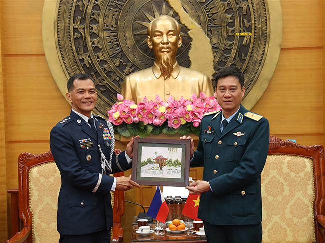 tuy-vien-quoc-phong-philippines-va-indonesia-chao-xa-giao-thu-truong-bo-tu-lenh-quan-chung-phong-khong-khong-quan