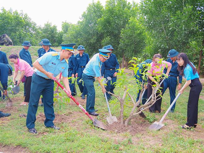 uy-ban-mttq-phuong-bay-hien-tp-ho-chi-minh-phoi-hop-cung-trung-doan-230-to-chuc-le-phat-dong-“tet-trong-cay-doi-doi-nho-on-bac”