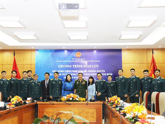 giao-luu-giua-trung-tuong-pham-tuan-va-chi-amanda-nguyen-nguoi-my-goc-viet-dau-tien-bay-vao-vu-tru