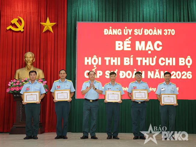 xay-dung-su-doan-370-vung-manh-ve-chinh-tri