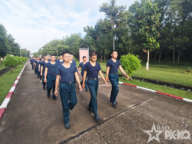 Sư đoàn 367 và Sư đoàn 370 tổ chức tham gia hoạt động đi bộ “Cùng Việt Nam tiến bước”