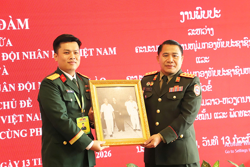 Đoàn Sĩ quan trẻ Quân đội nhân dân Việt Nam hội đàm chính thức cùng Đoàn sĩ quan trẻ Quân đội nhân dân Lào