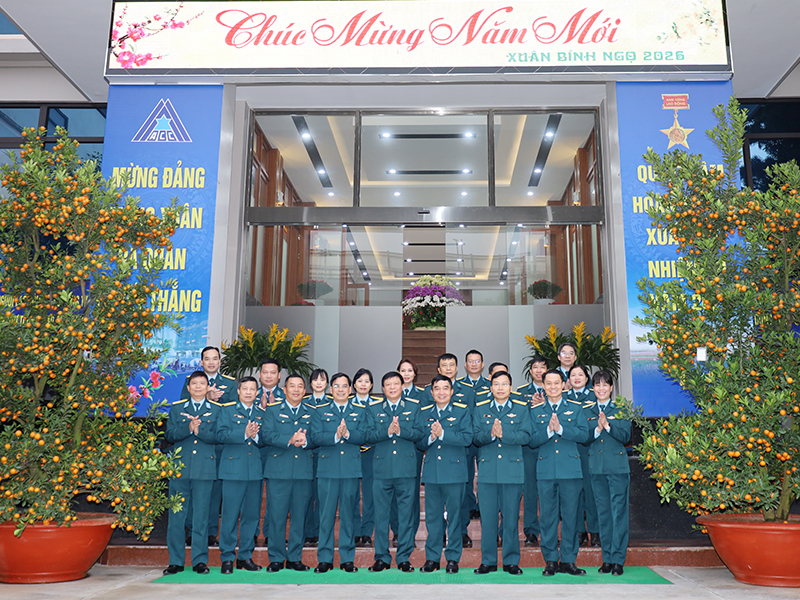 Thiếu tướng Phạm Văn Tính - Phó Tư lệnh Quân chủng Phòng không - Không quân kiểm tra và chúc Tết Tổng công ty ACC