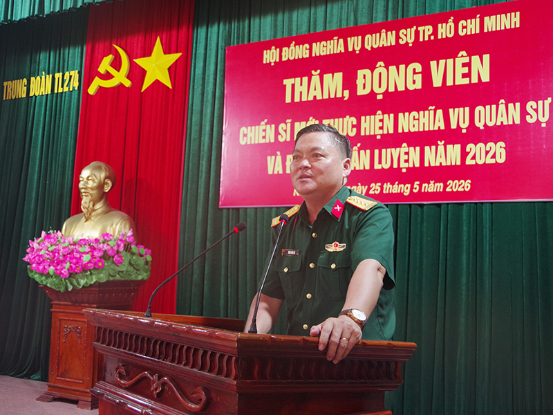 Đo&agrave;n c&ocirc;ng t&aacute;c Hội đồng nghĩa vụ qu&acirc;n sự th&agrave;nh phố Hồ Ch&iacute; Minh thăm, động vi&ecirc;n chiến sĩ mới tại Trung đo&agrave;n 274