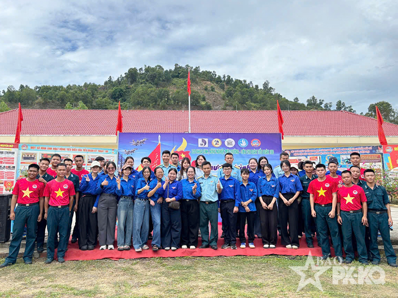 Đoàn cơ sở Trung đoàn 282 và Liên chi đoàn Khoa Sinh - Nông nghiệp - Môi trường, Trường Đại học Sư phạm - Đại học Đà Nẵng tổ chức chương trình tình nguyện “Đồng hành sắc áo quân nhân”