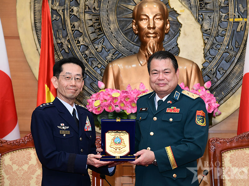 Tham mưu trưởng Lực lượng tự vệ tr&ecirc;n kh&ocirc;ng Nhật Bản thăm v&agrave; l&agrave;m việc tại Qu&acirc;n chủng Ph&ograve;ng kh&ocirc;ng-Kh&ocirc;ng qu&acirc;n