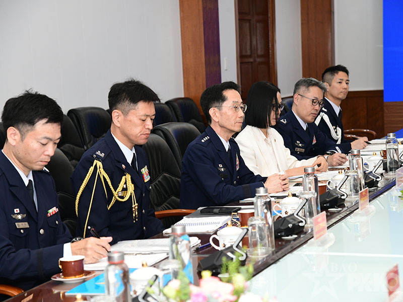 Tham mưu trưởng Lực lượng tự vệ tr&ecirc;n kh&ocirc;ng Nhật Bản thăm v&agrave; l&agrave;m việc tại Qu&acirc;n chủng Ph&ograve;ng kh&ocirc;ng-Kh&ocirc;ng qu&acirc;n