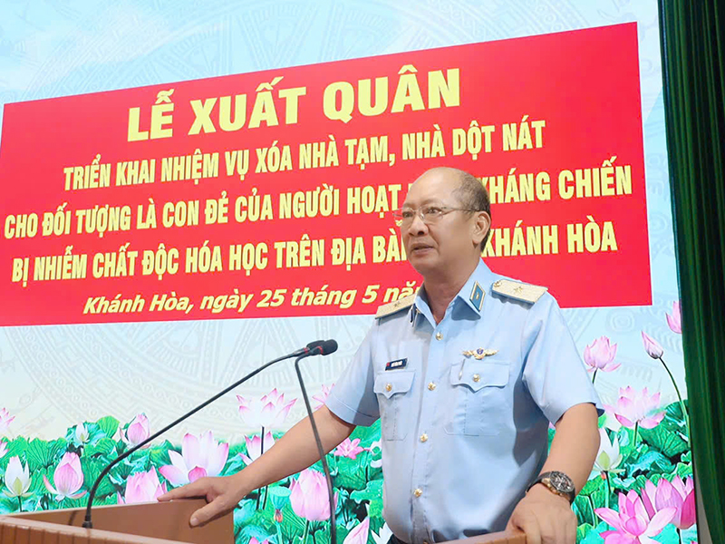 Trường Sĩ quan Kh&ocirc;ng qu&acirc;n xuất qu&acirc;n hỗ trợ x&oacute;a nh&agrave; tạm, nh&agrave; dột n&aacute;t tại x&atilde; B&aacute;c &Aacute;i, tỉnh Kh&aacute;nh H&ograve;a