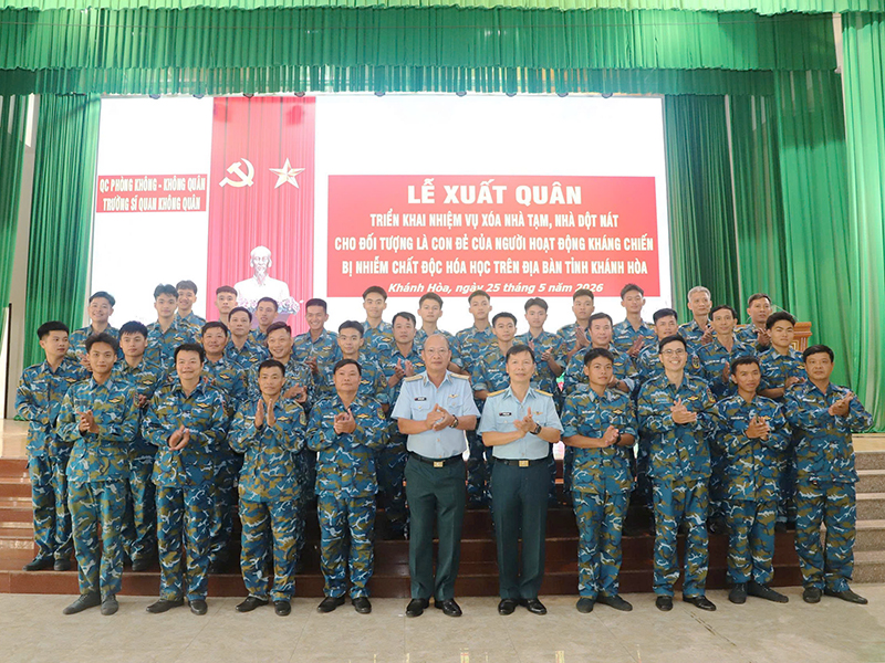 Trường Sĩ quan Kh&ocirc;ng qu&acirc;n xuất qu&acirc;n hỗ trợ x&oacute;a nh&agrave; tạm, nh&agrave; dột n&aacute;t tại x&atilde; B&aacute;c &Aacute;i, tỉnh Kh&aacute;nh H&ograve;a