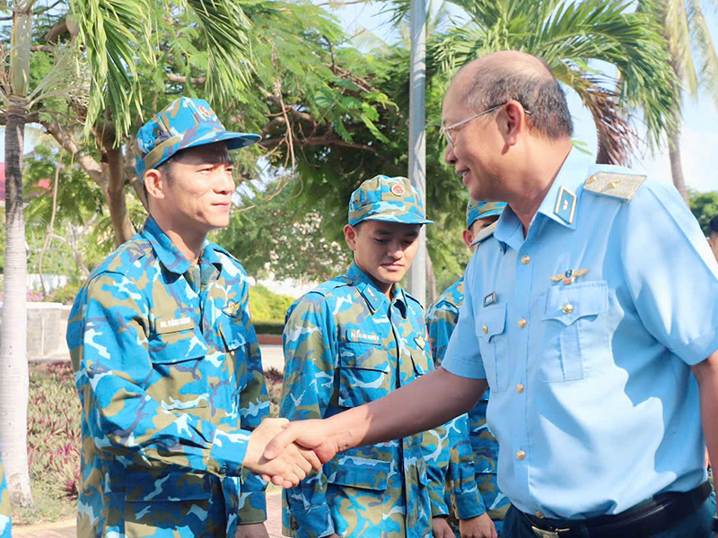 Trường Sĩ quan Kh&ocirc;ng qu&acirc;n xuất qu&acirc;n hỗ trợ x&oacute;a nh&agrave; tạm, nh&agrave; dột n&aacute;t tại x&atilde; B&aacute;c &Aacute;i, tỉnh Kh&aacute;nh H&ograve;a