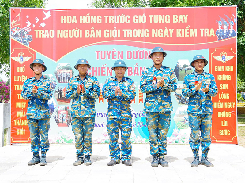 Sư đoàn 372 kiểm tra “3 tiếng nổ” cho chiến sĩ mới