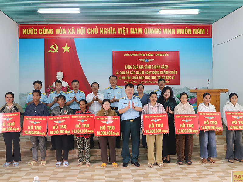 Thiếu tướng Vũ Đại Dương thăm, tặng quà các gia đình được hỗ trợ xóa nhà tạm, nhà dột nát tại Khánh Hòa