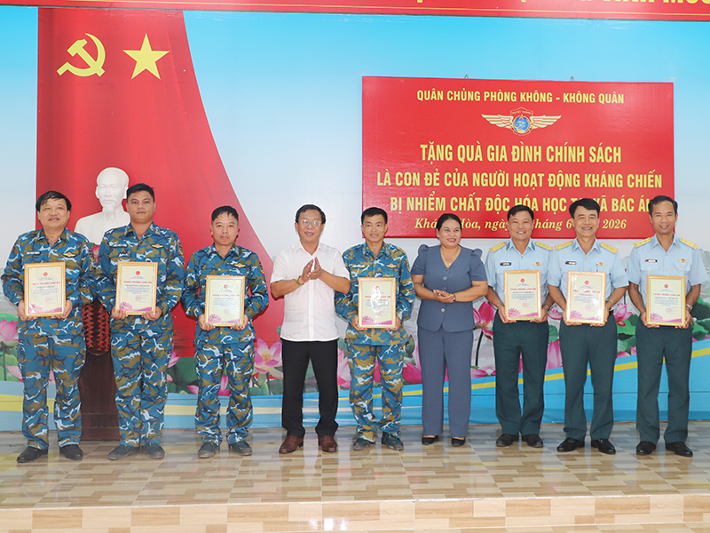 Thiếu tướng Vũ Đại Dương thăm, tặng quà các gia đình được hỗ trợ xóa nhà tạm, nhà dột nát tại Khánh Hòa