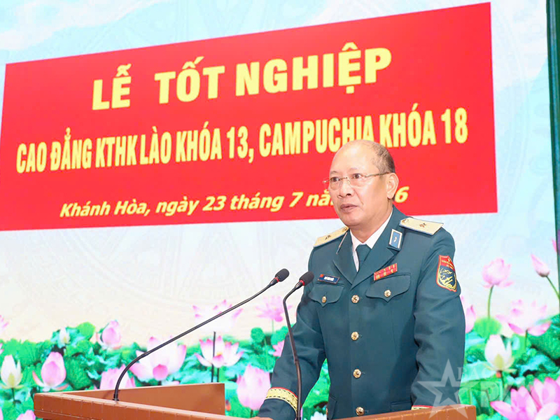 Trường Sĩ quan Không quân tổ chức Lễ tốt nghiệp cho học viên Cao đẳng Kỹ thuật hàng không Lào và Campuchia