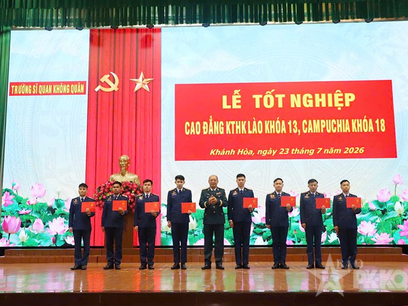 Trường Sĩ quan Không quân tổ chức Lễ tốt nghiệp cho học viên Cao đẳng Kỹ thuật hàng không Lào và Campuchia