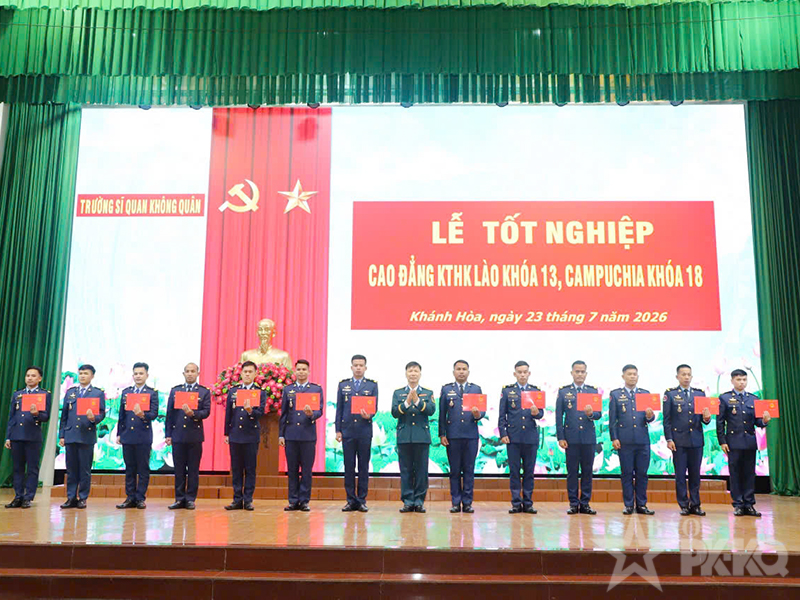 Trường Sĩ quan Không quân tổ chức Lễ tốt nghiệp cho học viên Cao đẳng Kỹ thuật hàng không Lào và Campuchia