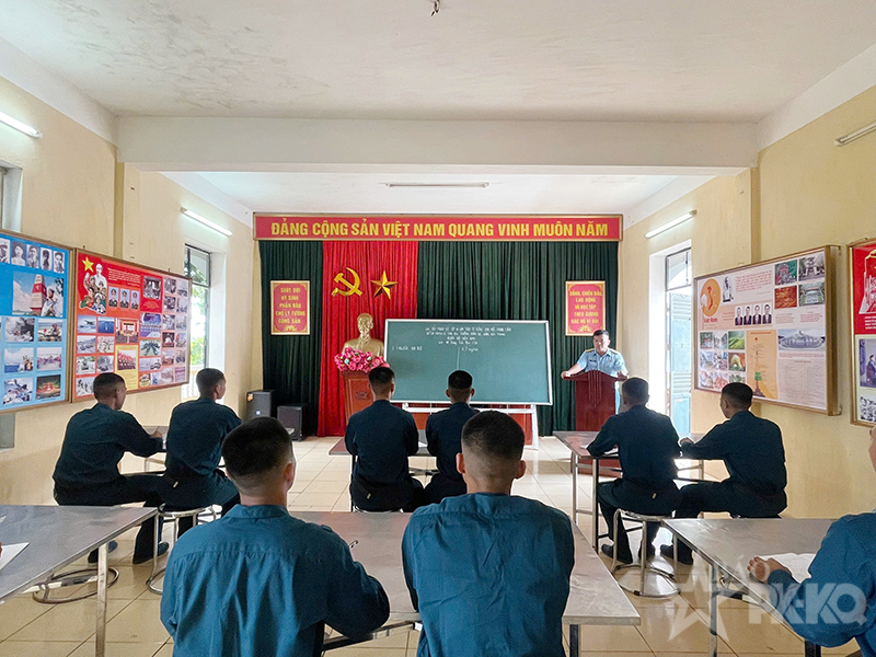 Đổi mới, n&acirc;ng cao c&ocirc;ng t&aacute;c gi&aacute;o dục ch&iacute;nh trị ở Trung đo&agrave;n 240