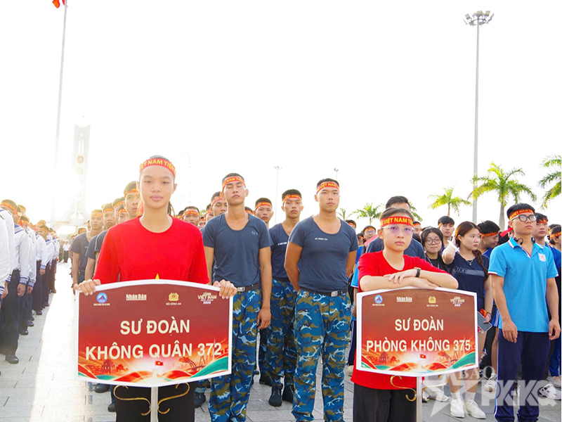 Các đơn vị trong Quân chủng Phòng không-Không quân hưởng ứng hoạt động đi bộ “Cùng Việt Nam tiến bước”