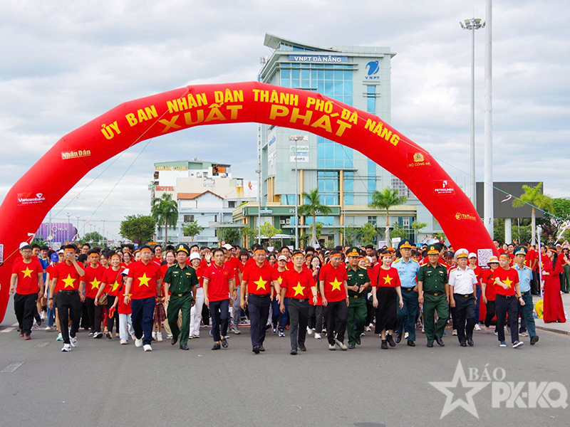 Các đơn vị trong Quân chủng Phòng không-Không quân hưởng ứng hoạt động đi bộ “Cùng Việt Nam tiến bước”