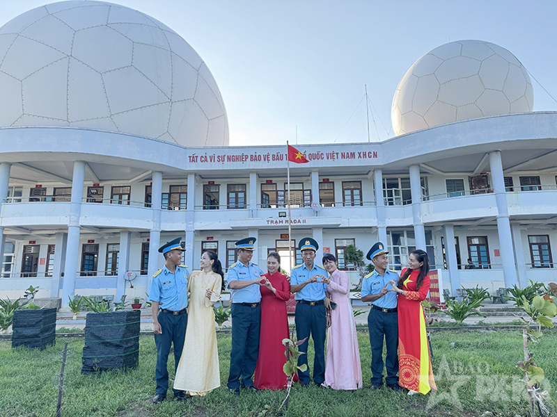 Ấm áp những cuộc hội ngộ giữa trùng khơi