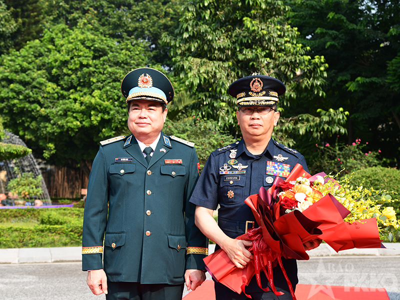 Tư lệnh Không quân Phillipines đến thăm và làm việc tại Quân chủng Phòng không-Không quân