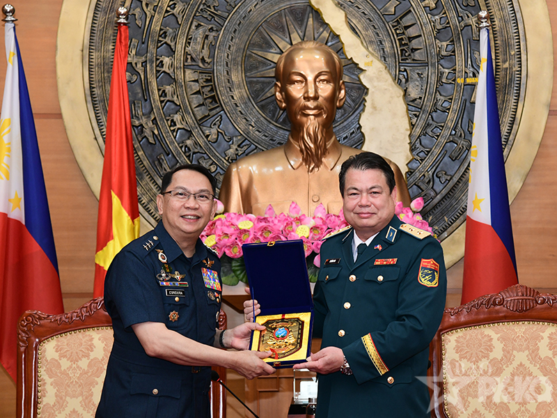 Tư lệnh Không quân Phillipines đến thăm và làm việc tại Quân chủng Phòng không-Không quân