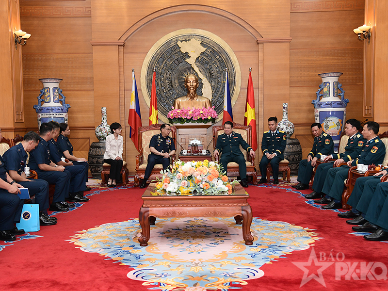 Tư lệnh Không quân Phillipines đến thăm và làm việc tại Quân chủng Phòng không-Không quân