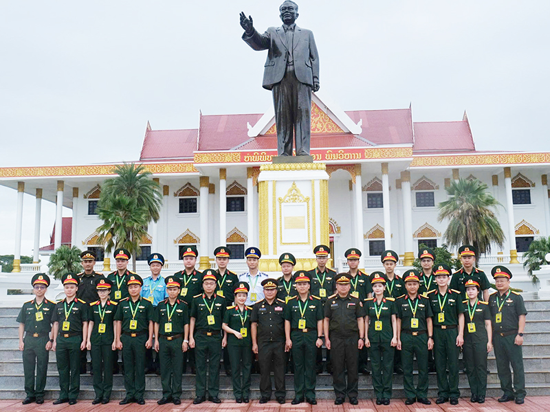 Đoàn Sĩ quan trẻ Quân đội nhân dân Việt Nam dâng hoa tưởng niệm Chủ tịch Kaysone Phomvihane