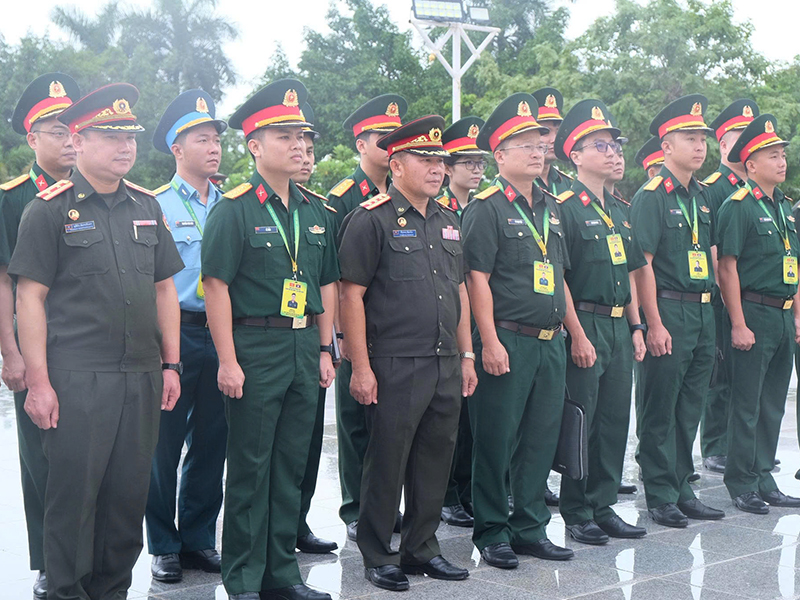 Đoàn Sĩ quan trẻ Quân đội nhân dân Việt Nam dâng hoa tưởng niệm Chủ tịch Kaysone Phomvihane