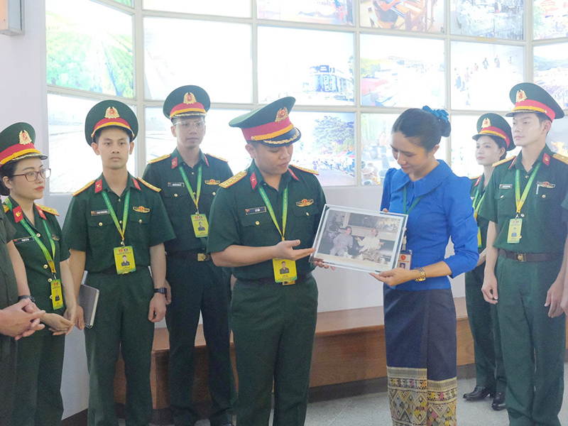Đoàn Sĩ quan trẻ Quân đội nhân dân Việt Nam dâng hoa tưởng niệm Chủ tịch Kaysone Phomvihane