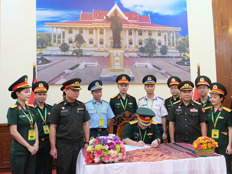 Đoàn Sĩ quan trẻ Quân đội nhân dân Việt Nam dâng hoa tưởng niệm Chủ tịch Kaysone Phomvihane