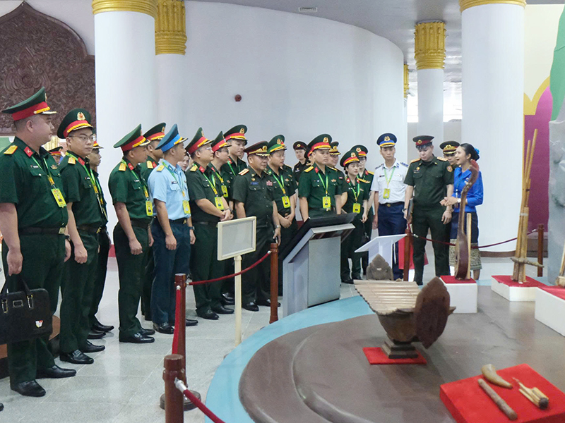 Đoàn Sĩ quan trẻ Quân đội nhân dân Việt Nam dâng hoa tưởng niệm Chủ tịch Kaysone Phomvihane