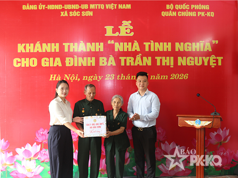 Quân chủng Phòng không-Không quân khánh thành và bàn giao nhà tình nghĩa tặng gia đình bà Trần Thị Nguyệt