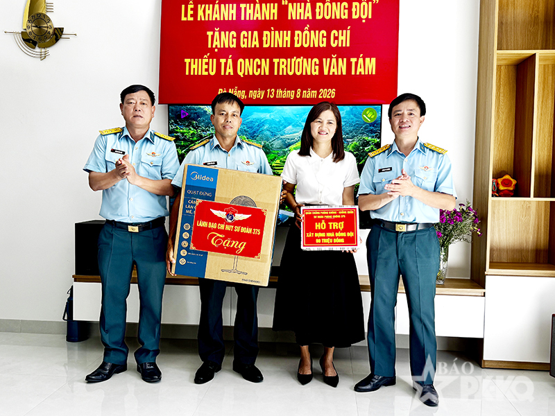 Sư đo&agrave;n 375 kh&aacute;nh th&agrave;nh, b&agrave;n giao &ldquo;Nh&agrave; đồng đội&rdquo; tặng gia đ&igrave;nh Thiếu t&aacute; QNCN Trương Văn T&aacute;m