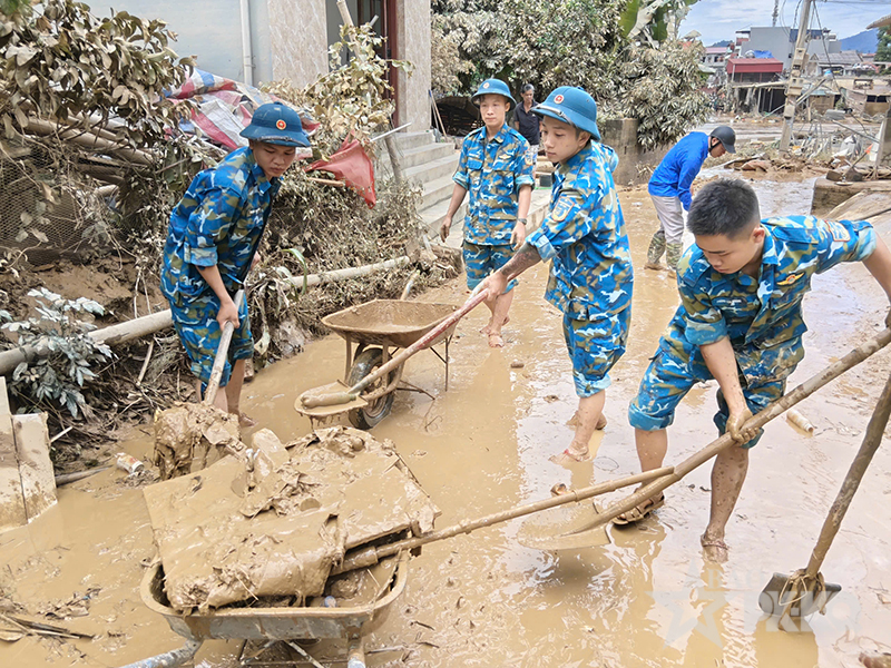 Cán bộ, chiến sĩ Trạm Ra đa 59 giúp nhân dân khắc phục hậu quả cơn bão số 4