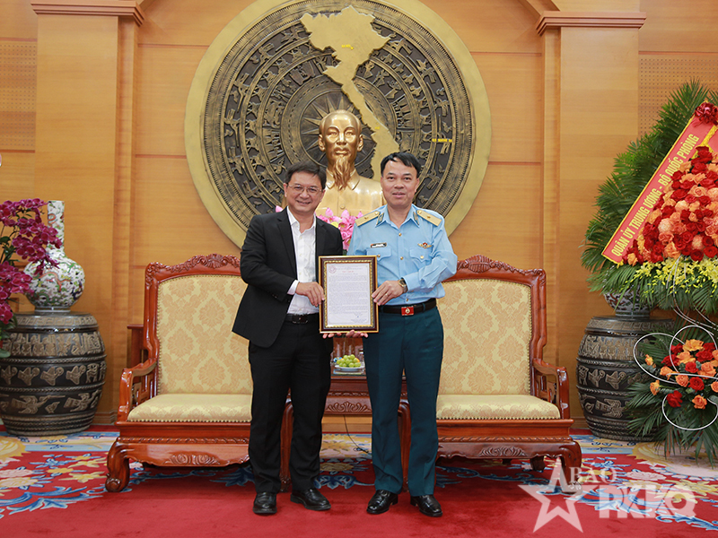 Đồng ch&iacute; Nguyễn Mạnh Cường - Ph&oacute; Chủ tịch UBND TP Hồ Ch&iacute; Minh ch&uacute;c mừng Qu&acirc;n chủng PK-KQ nh&acirc;n kỷ niệm 63 năm Ng&agrave;y truyền thống