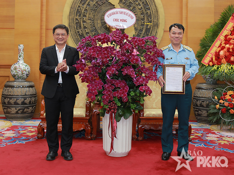 Đồng ch&iacute; Nguyễn Mạnh Cường - Ph&oacute; Chủ tịch UBND TP Hồ Ch&iacute; Minh ch&uacute;c mừng Qu&acirc;n chủng PK-KQ nh&acirc;n kỷ niệm 63 năm Ng&agrave;y truyền thống