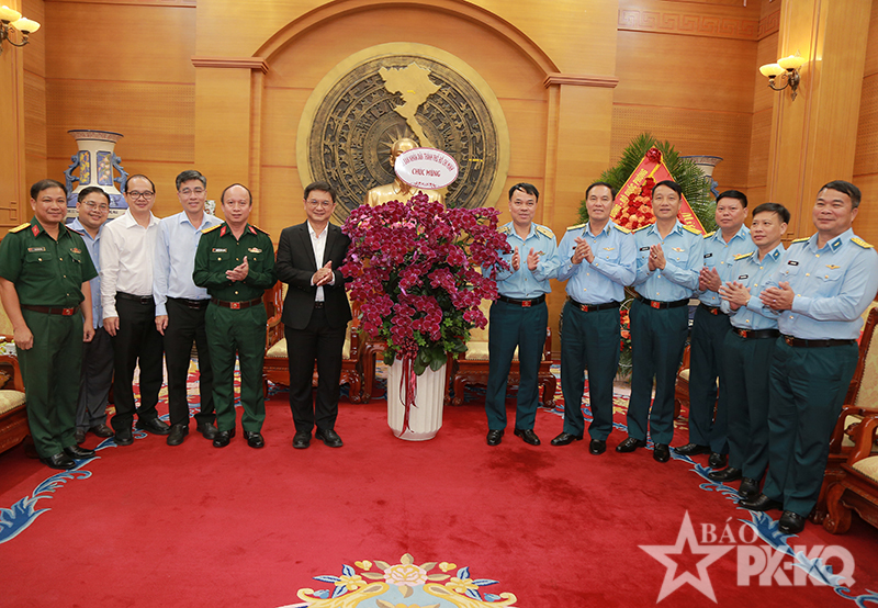 Đồng ch&iacute; Nguyễn Mạnh Cường - Ph&oacute; Chủ tịch UBND TP Hồ Ch&iacute; Minh ch&uacute;c mừng Qu&acirc;n chủng PK-KQ nh&acirc;n kỷ niệm 63 năm Ng&agrave;y truyền thống