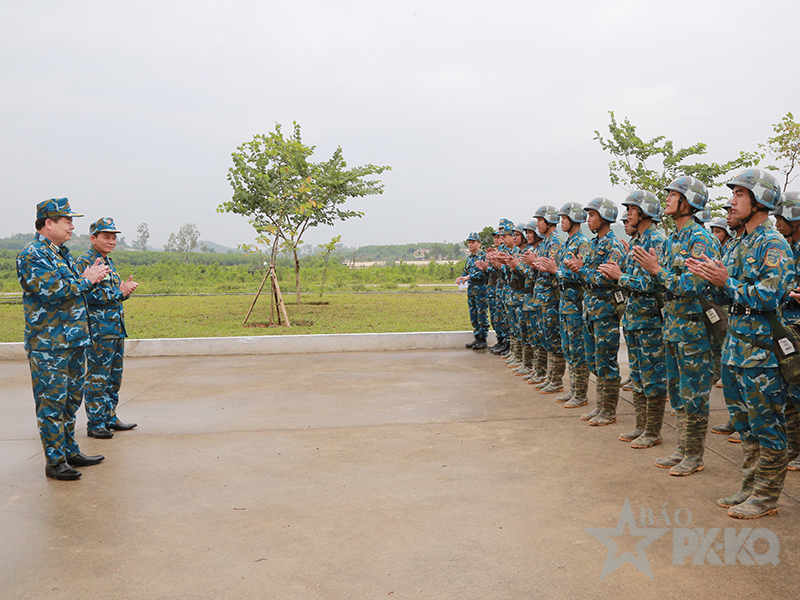 Thủ trưởng Bộ Tư lệnh Qu&acirc;n chủng PK-KQ động vi&ecirc;n c&aacute;n bộ, chiến sĩ Trung đo&agrave;n 240 tại Diễn tập PT-26