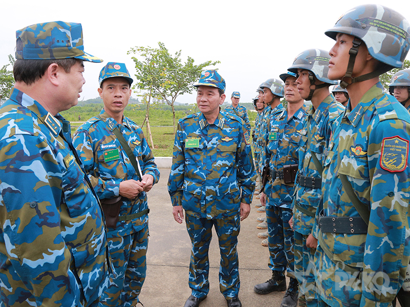 Thủ trưởng Bộ Tư lệnh Qu&acirc;n chủng PK-KQ động vi&ecirc;n c&aacute;n bộ, chiến sĩ Trung đo&agrave;n 240 tại Diễn tập PT-26