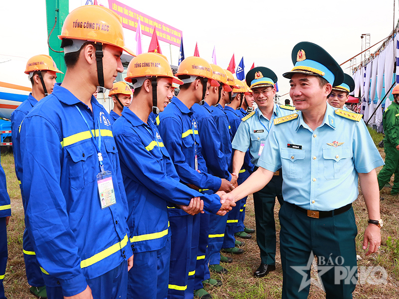 L&iacute;nh thợ ACC l&agrave;m việc &ldquo;xuy&ecirc;n lễ&rdquo; tr&ecirc;n những c&ocirc;ng tr&igrave;nh trọng điểm