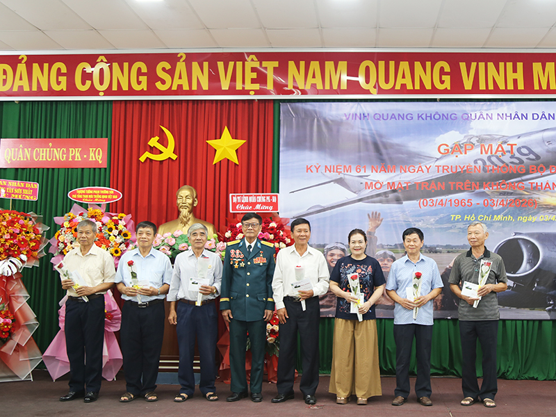 Gặp mặt kỷ niệm 61 năm ngày Không quân nhân dân Việt Nam ra quân đánh thắng trận đầu