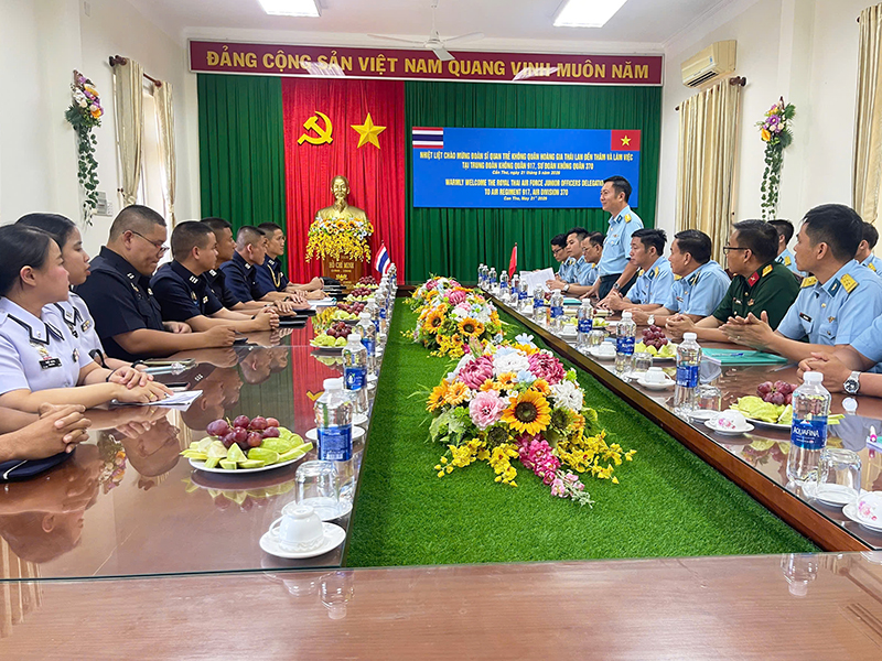 Đoàn Sĩ quan trẻ lực lượng Không quân Thái Lan thăm và giao lưu tại Trung đoàn Không quân 917