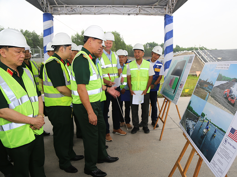 Bộ Quốc ph&ograve;ng kiểm tra Tiến độ thực hiện dự &aacute;n Xử l&yacute; &ocirc; nhiễm dioxin khu vực s&acirc;n bay Bi&ecirc;n H&ograve;a
