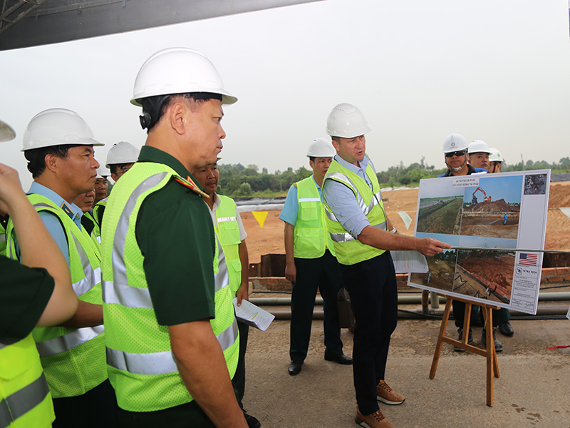 Bộ Quốc ph&ograve;ng kiểm tra Tiến độ thực hiện dự &aacute;n Xử l&yacute; &ocirc; nhiễm dioxin khu vực s&acirc;n bay Bi&ecirc;n H&ograve;a