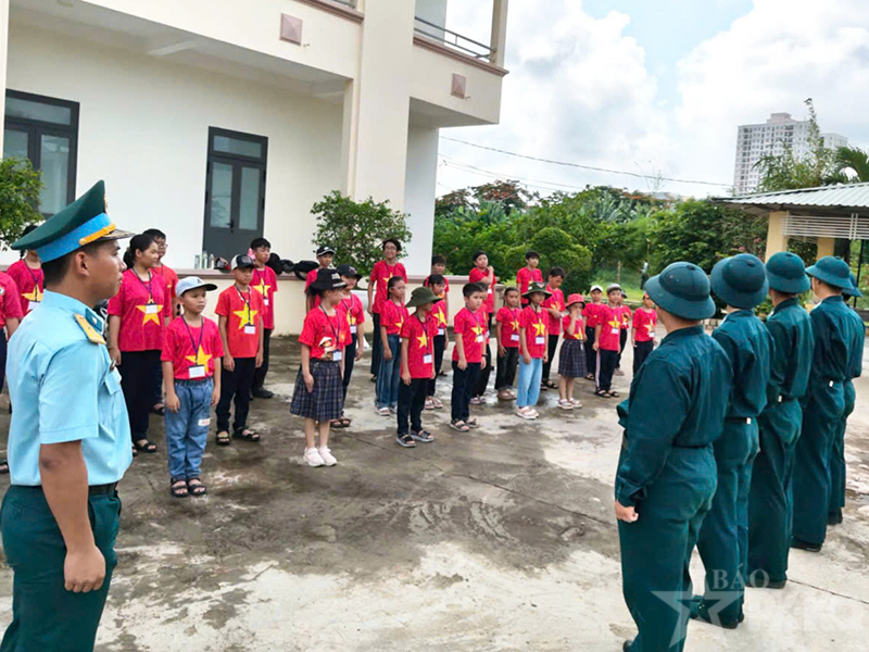 Trung đoàn 261 phối hợp tổ chức chương trình “Một ngày làm chiến sĩ”