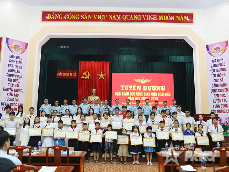 Quân chủng Phòng không - Không quân biểu dương, khen thưởng học sinh, sinh viên tiêu biểu