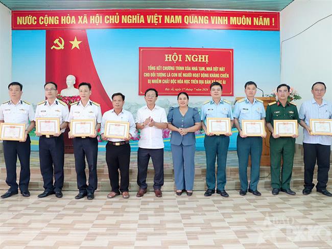 truong-si-quan-khong-quan-chung-tay-cham-lo-gia-dinh-chinh-sach-that-chat-nghia-tinh-quan-dan-tai-xa-bac-ai
